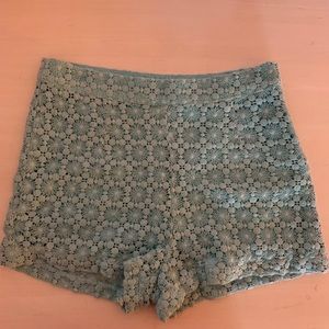 High-waisted confortable floral women’s shorts